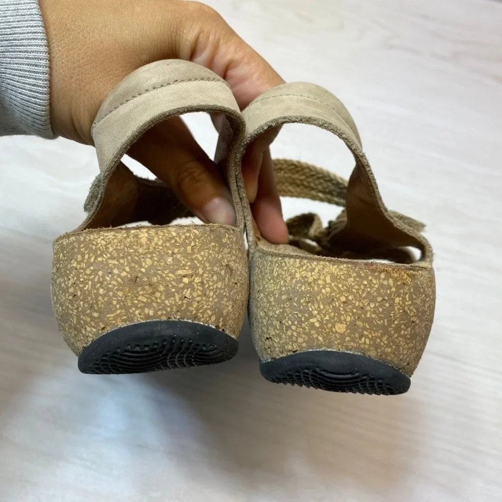 Taos Footwear pre owned